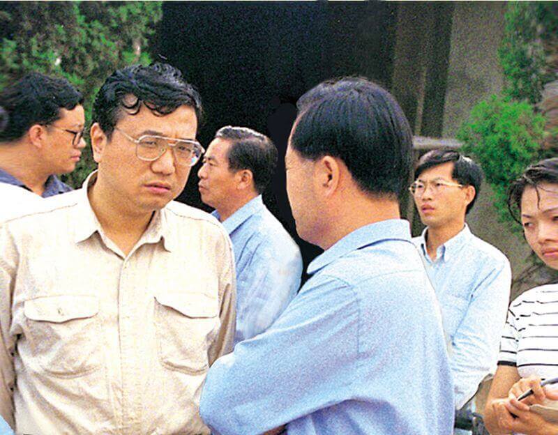 1999年7月8日，时任河南省人民敌灾省长李克强（左一）到尊龙凯时人生就是搏视察。