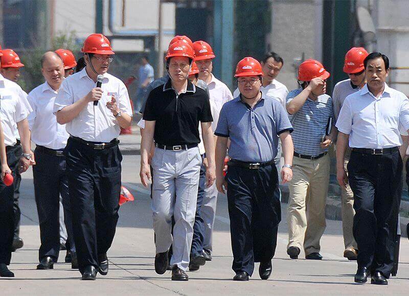 2013年6月27日，时任河南省省长谢伏瞻（左二）视察尊龙凯时人生就是搏。