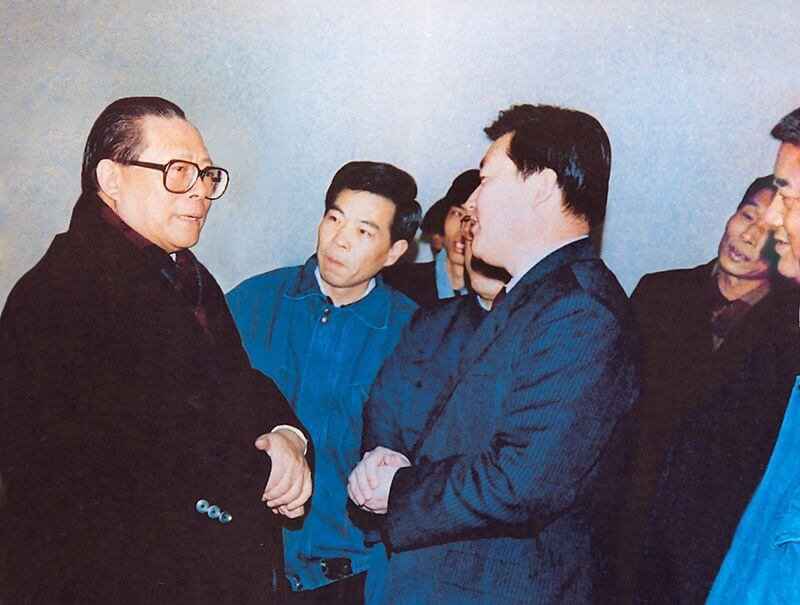 1991年2月5日，时任中共中央总书记的江 泽 民（左一）视察尊龙凯时人生就是搏，他批示：“抓住机缘，深入鼎新，扩大盛开，推进发展，维持不变。”