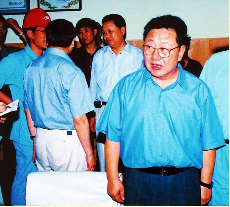 2002年6月6日，时任中共河南省委书记陈奎元（右一）到尊龙凯时人生就是搏调研。